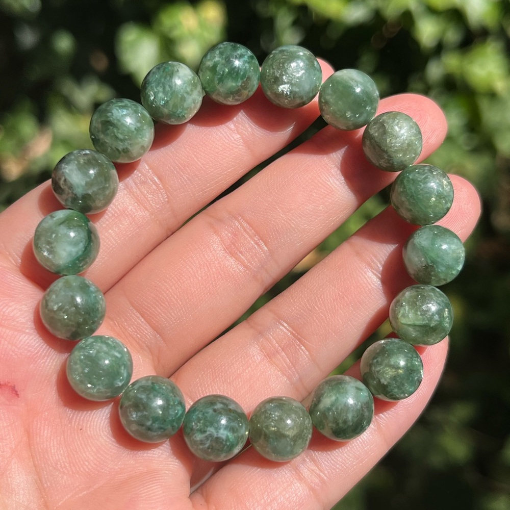 10.5mm stretchable green mica bracelet